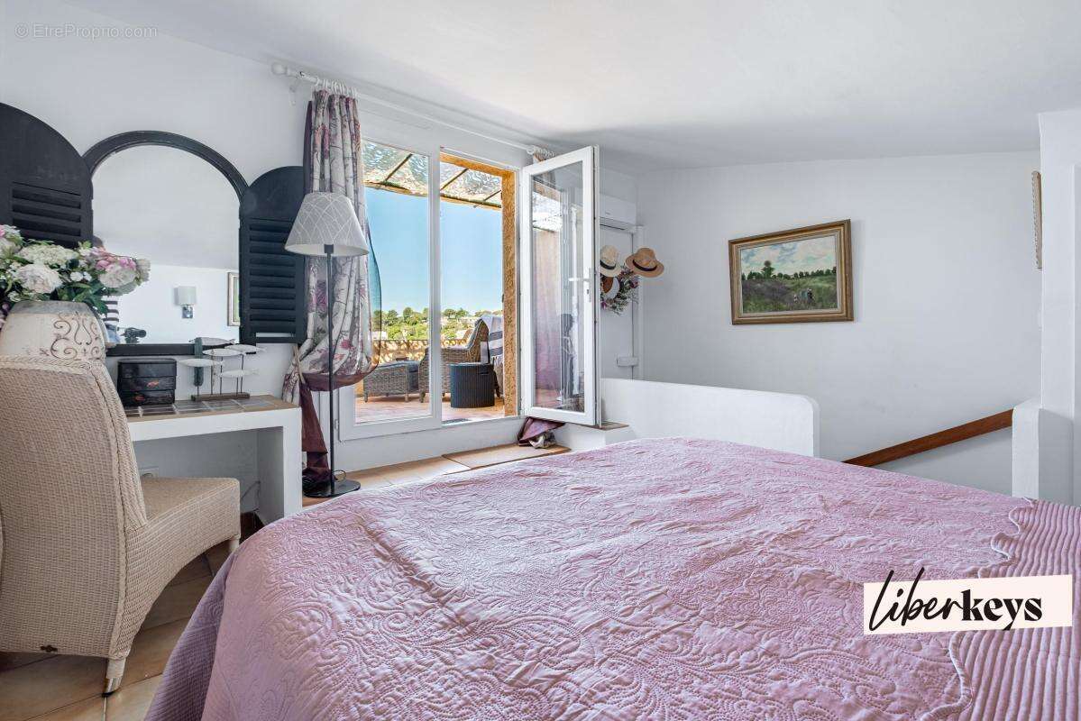 Appartement à ROQUEBRUNE-SUR-ARGENS