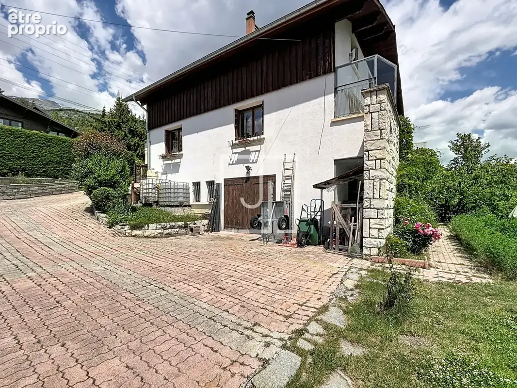 Viager occupé avec réserve d'usufruit   Propriété de 216 m2 composée de 3 appartements   Barcelonnette (04400) - photo 4