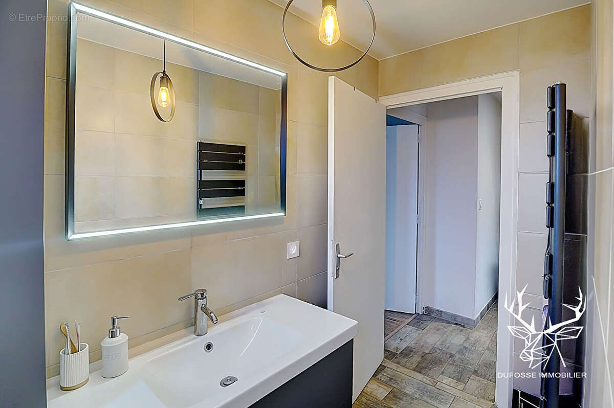 Maison à LA CHAPELLE-DE-LA-TOUR