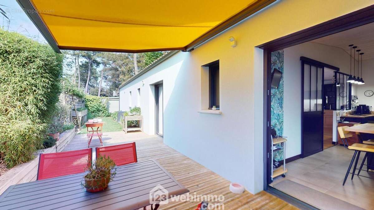 Terrasse Est pour profiter des soleil matinaux. - Maison à JARD-SUR-MER