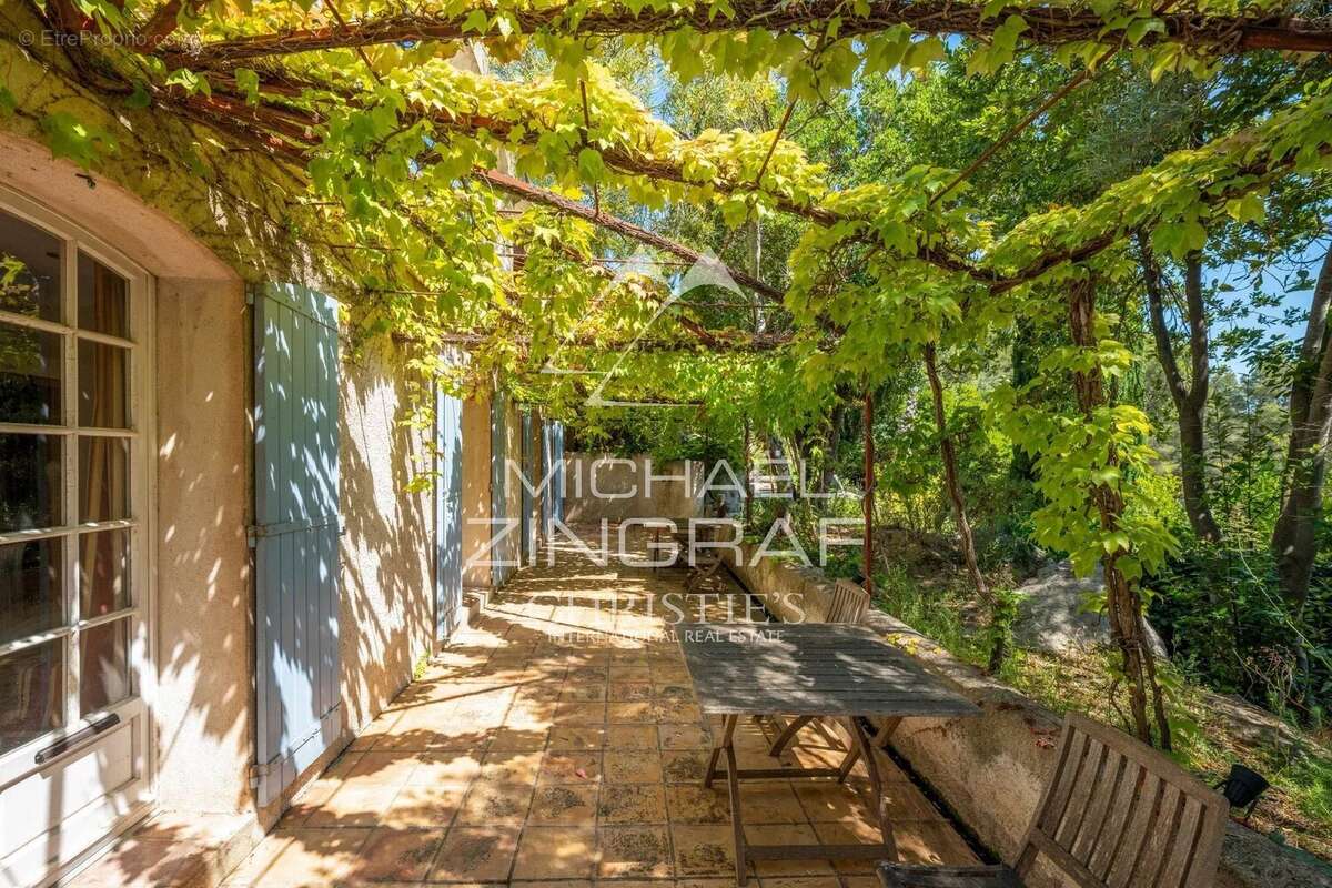 Exclusivité Propriété avec 3 villas, piscine et tennis - photo 22