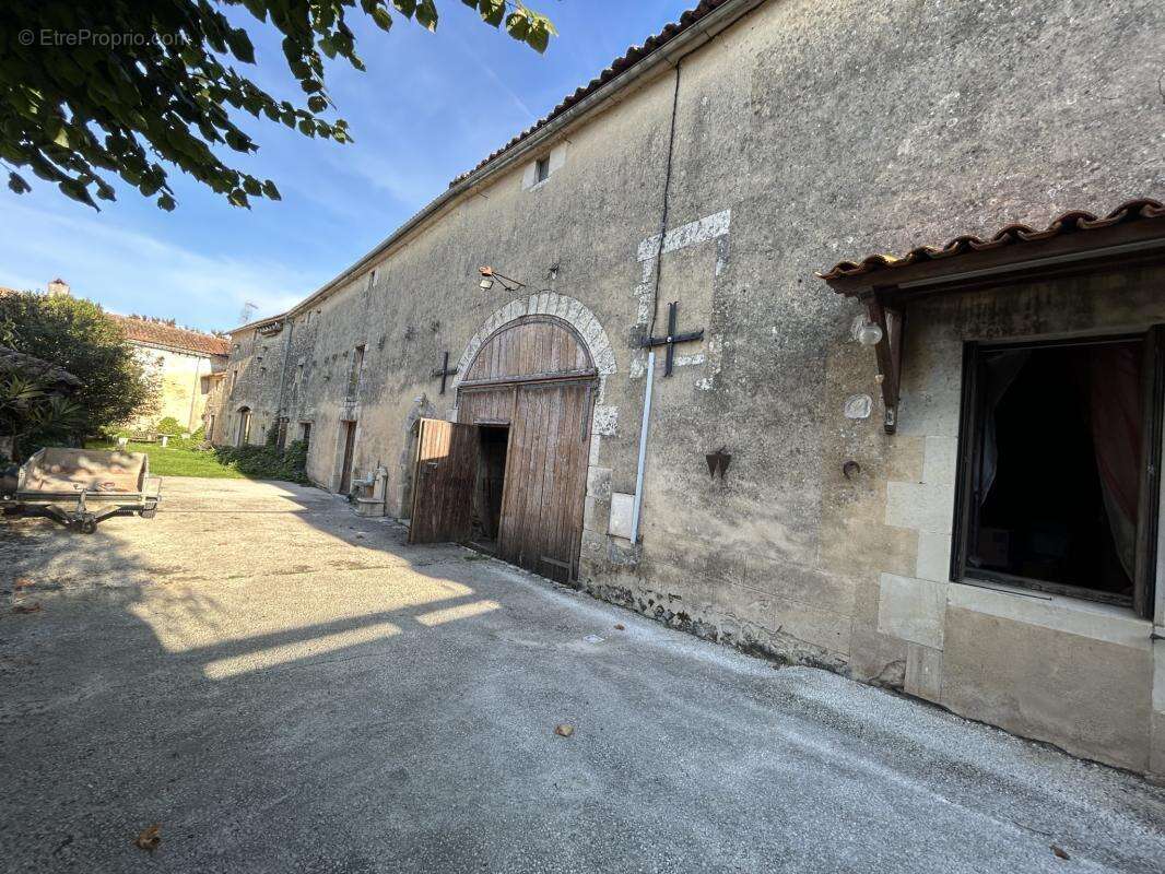 Maison à COURCOME