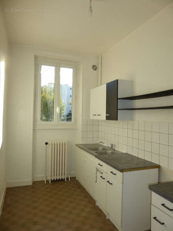 CLERMONT FERRAND, Immeuble 12 pièce(s) 253 m2, rapport 23300€/an, jardin, garages, balcon 491000€ FAI - photo 2