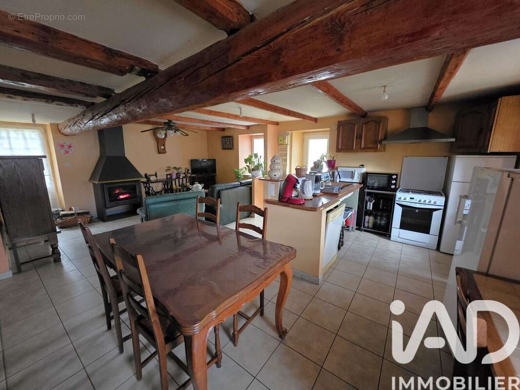 Maison 175 m² à Saint-Julien-Vocance  - photo 6