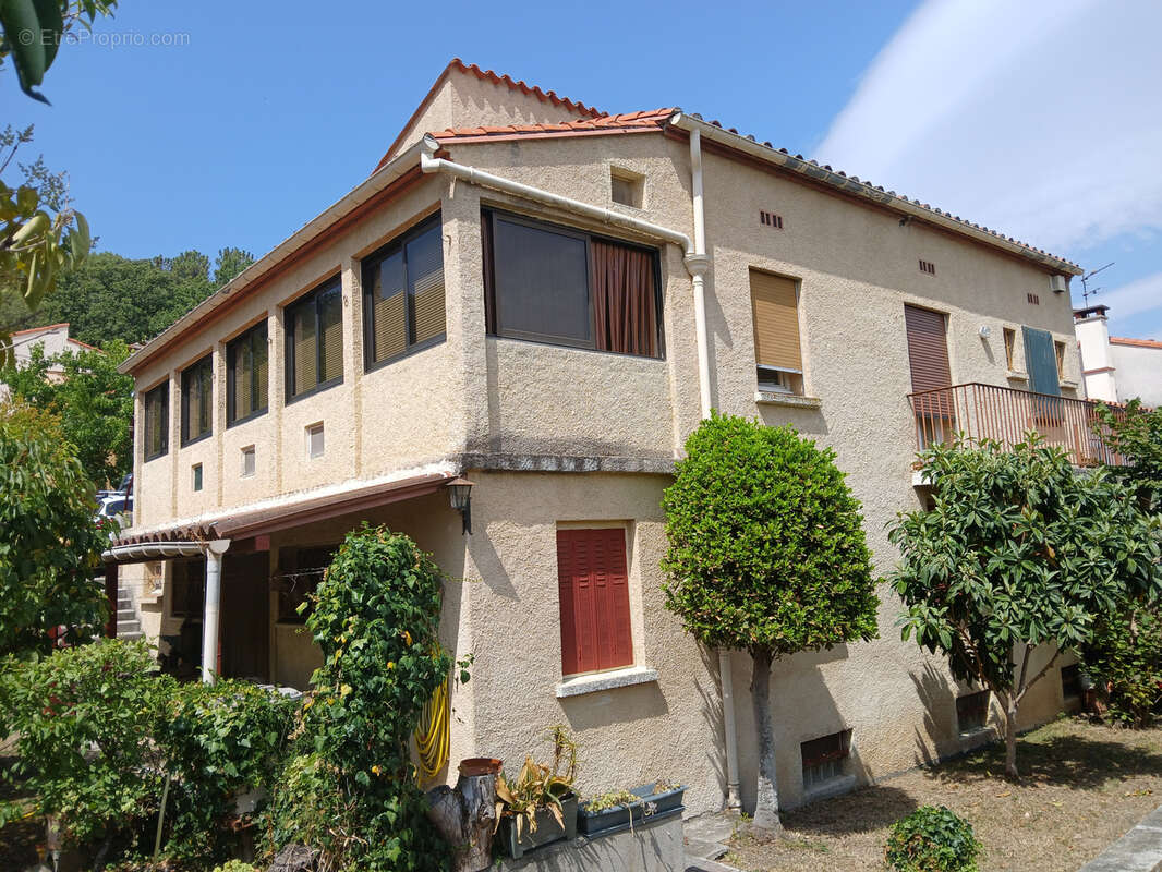 Villa sur 3 faces , 3 niveaux, 5 chambres , 2 bains, jardin , garage et parking. - photo 4