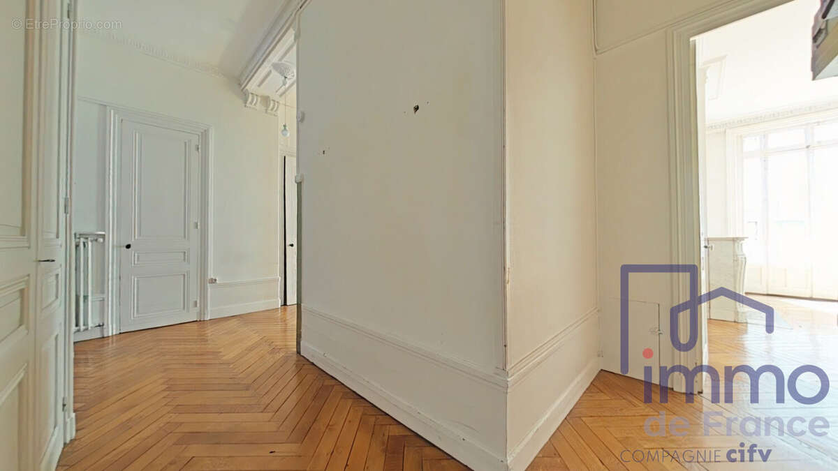 Appartement 111 m² à Saint-Etienne  - photo 8