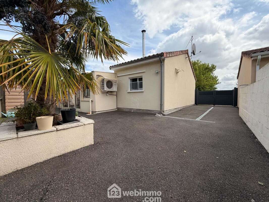 Avec une 1er portail d'accès à gauche de la maison,