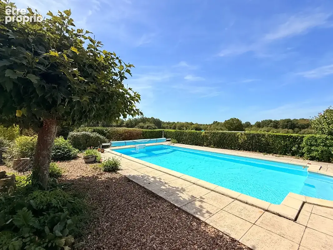Volets bleus, piscine et vues sur la campagne, près de La Rochefoucauld - photo 2