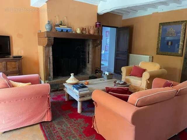 Maison de caractère avec 4 chambres sur 'environ 7318 m². - photo 18