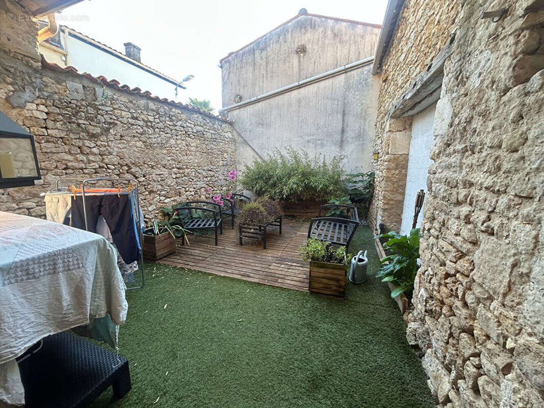 Maison à SAINT-LAURENT-DE-LA-PREE