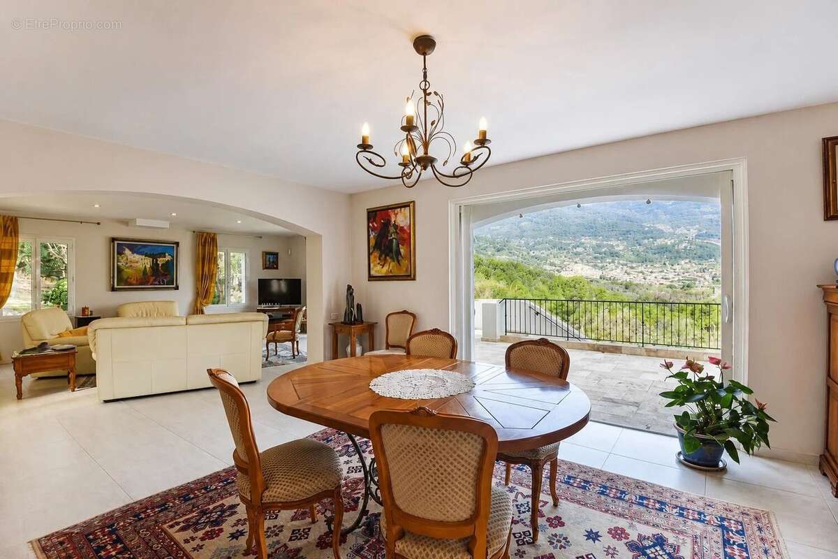 Vue panoramique sur les villages Belle villa de 270 m² avec 5 chambres - photo 3