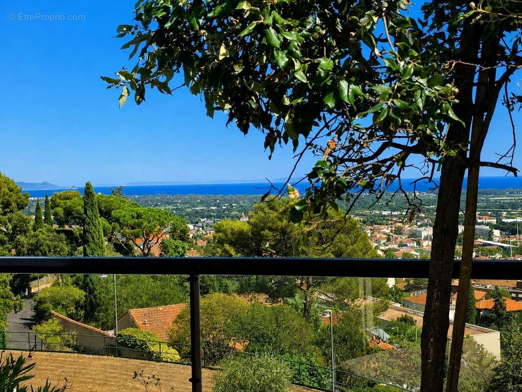 Hyères – Appartement esprit d’une villa, vue mer, jardin et double garage - photo 3