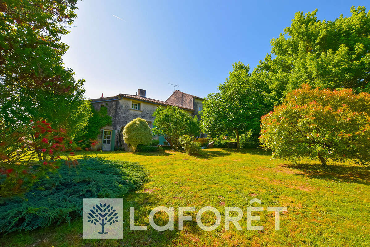 Maison à SAINT-GENIS-DE-SAINTONGE