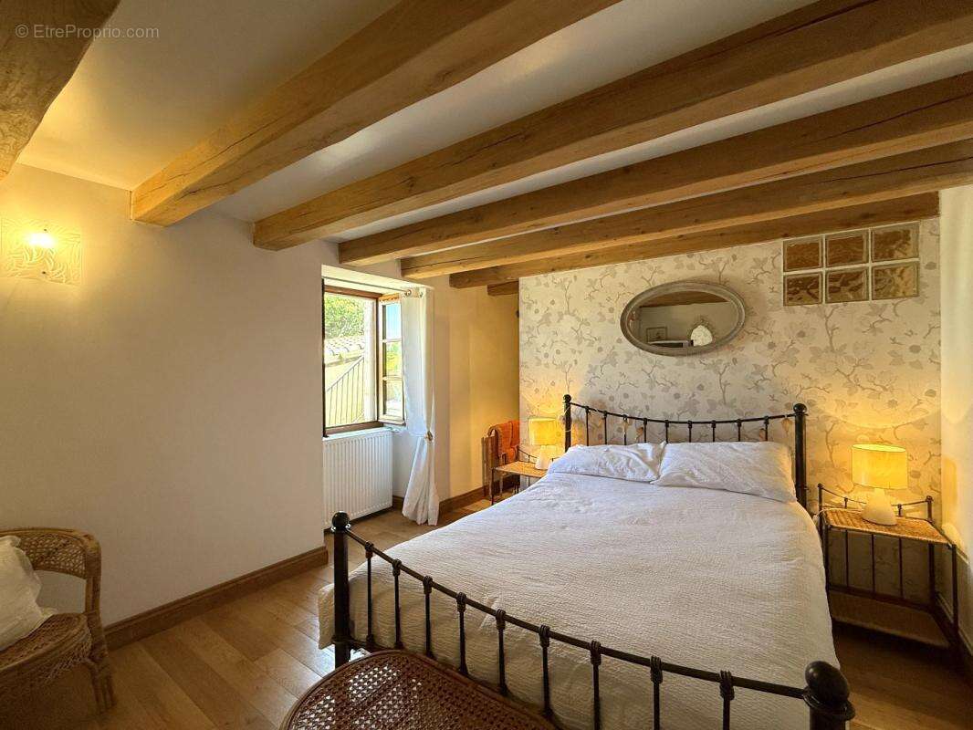 Maison à NANTEUIL-AURIAC-DE-BOURZAC