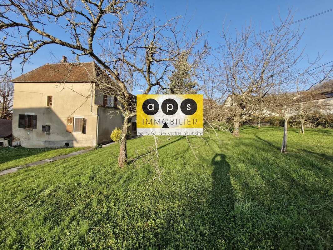 Maison à MONTIGNY-LES-ARSURES