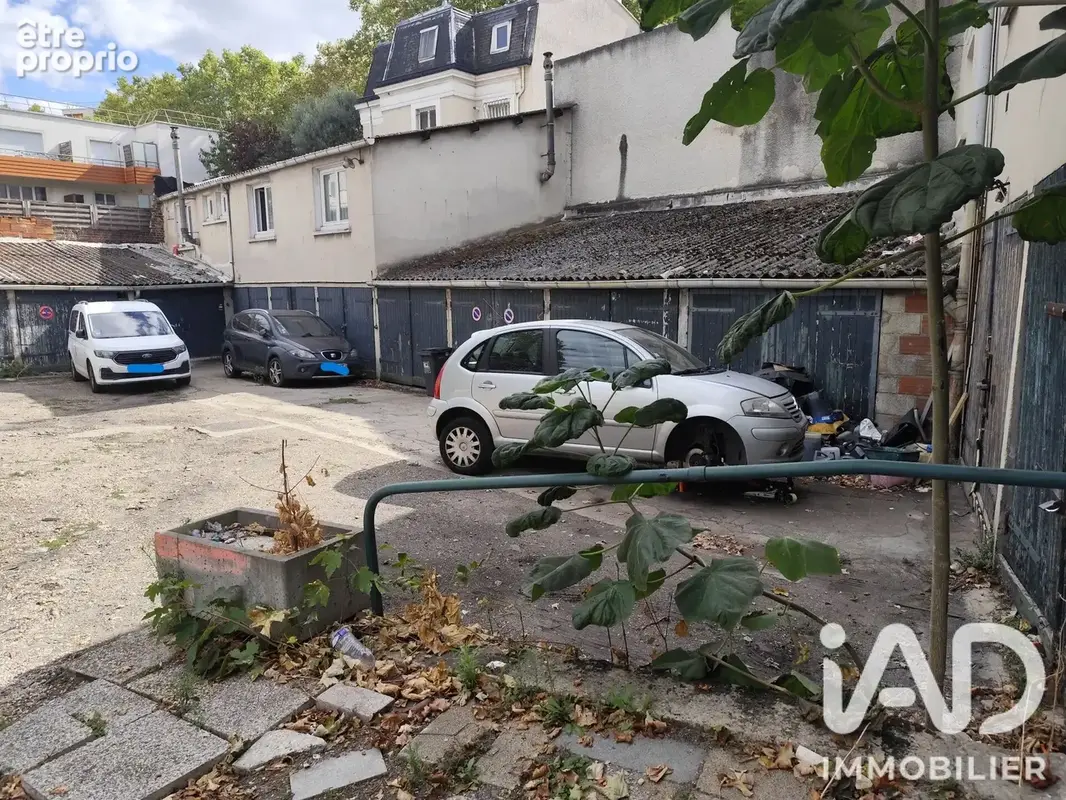 Photo 1 - Parking à SAINT-DENIS