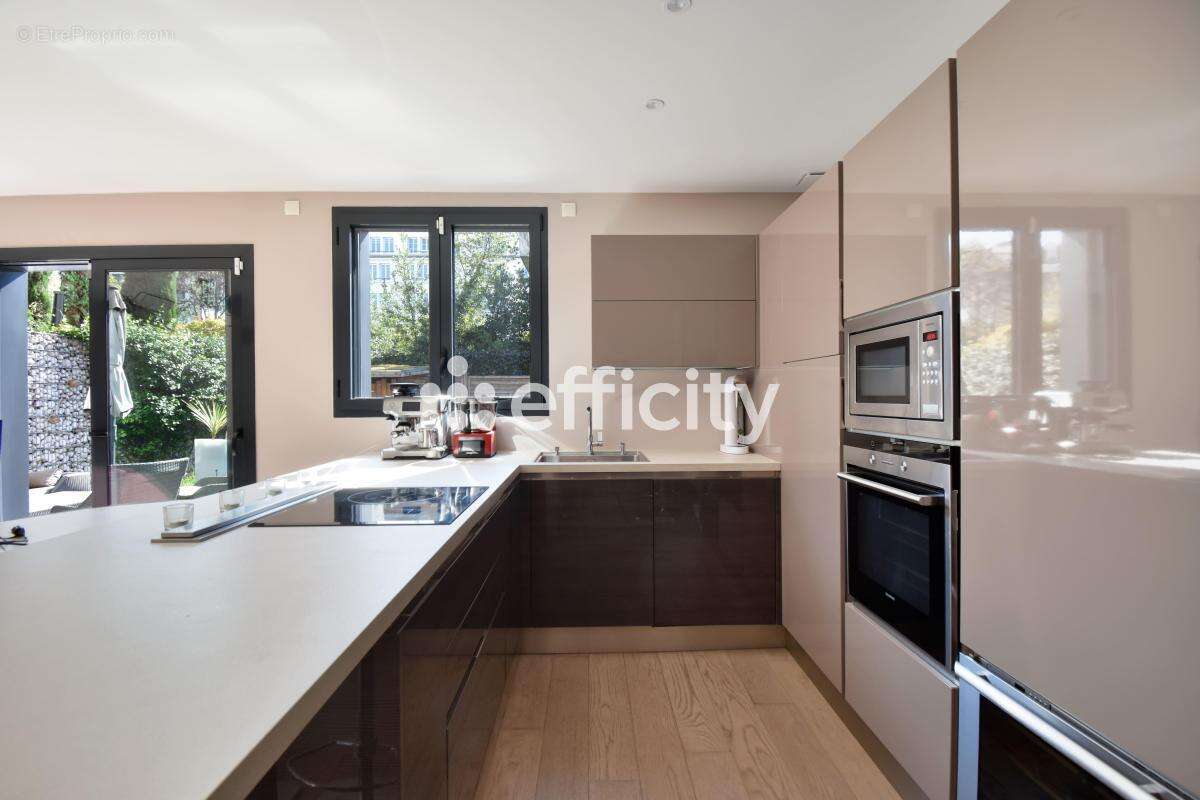 Maison à LA GARENNE-COLOMBES