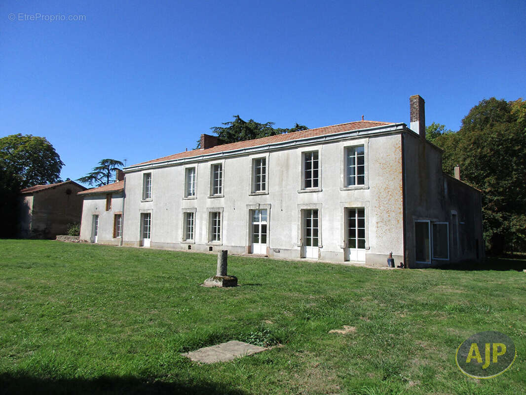 Maison à VILLEDIEU-LA-BLOUERE