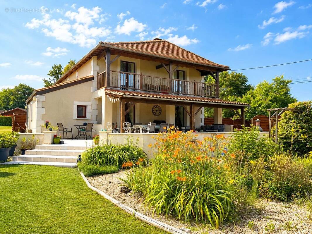 Maison à SAINT-VINCENT-DE-CONNEZAC
