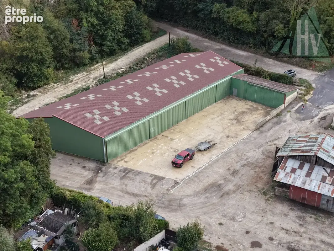 Hangar de stockage - 1 100m2 - Parcelle de 4000 m2 environ - Sainte-Colombe - photo 1