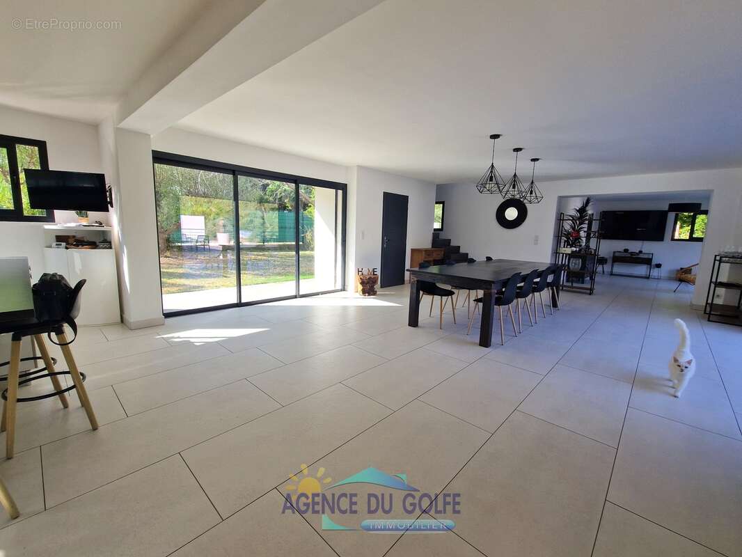 Villa contemporaine T 5 avec piscine sur 1792 m² de terrain - photo 7