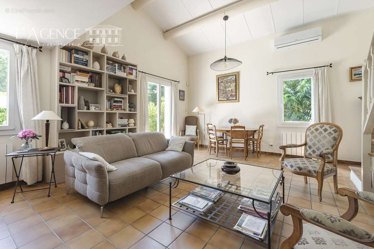 Maison 119 m² à Saint-Marc-Jaumegarde  - photo 8