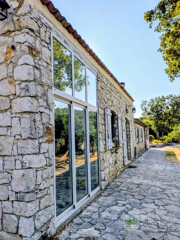 St Vallier-de-Thiey - Villa individuelle de plain-pied 4 chambres Terrain 1924 m2 - photo 6