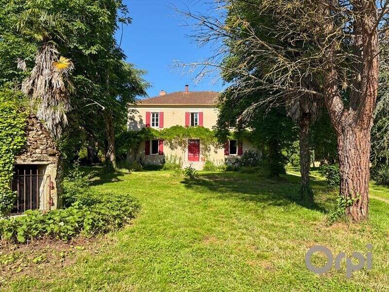 Sur une parcelle de plus de 11 hectares, maison de caractère avec ses dépendances - photo 4