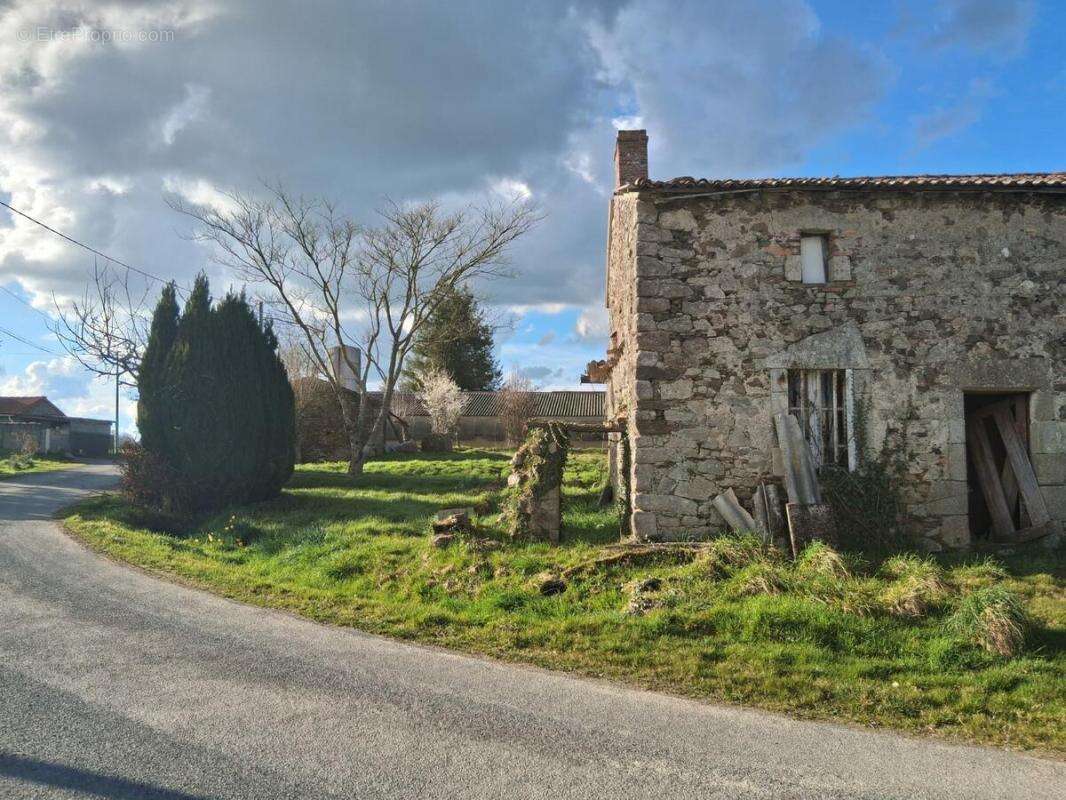 Maison à SAINT-AMAND-SUR-SEVRE