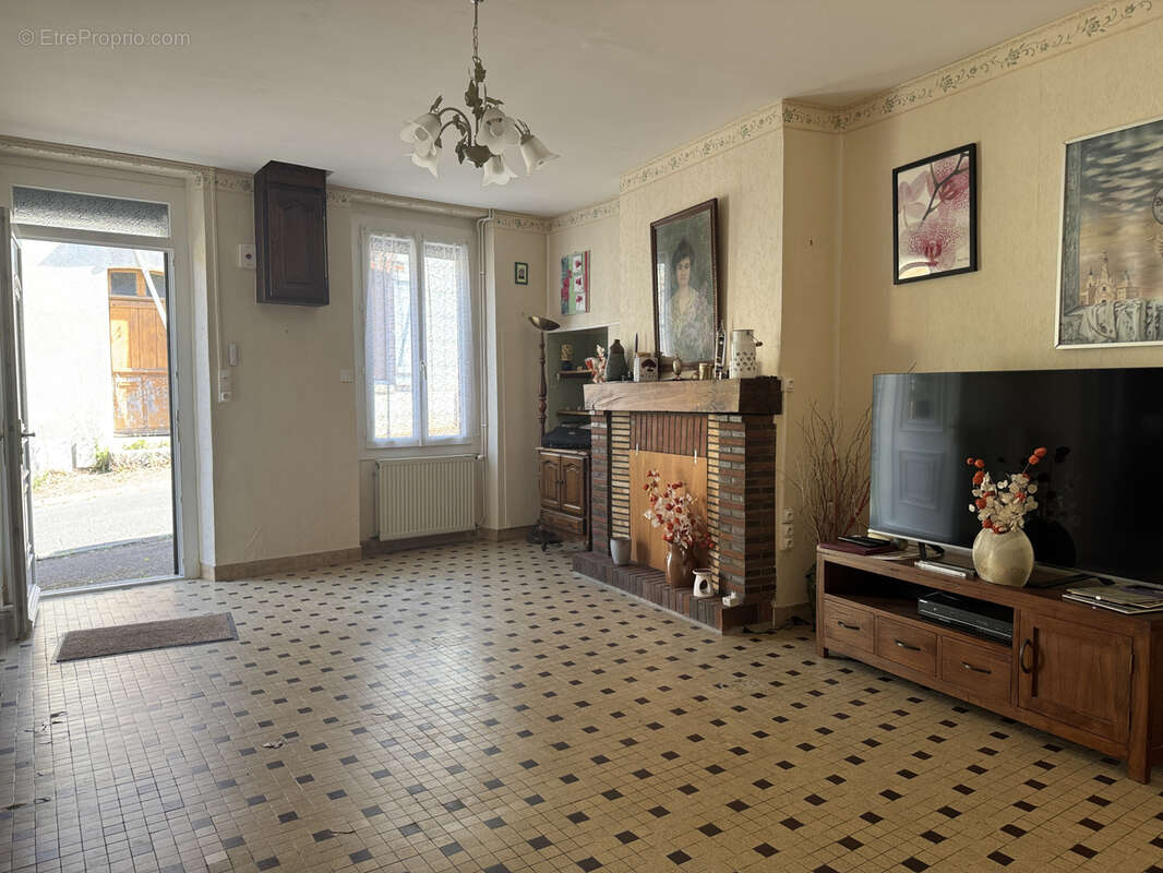 Maison à MONTCORBON