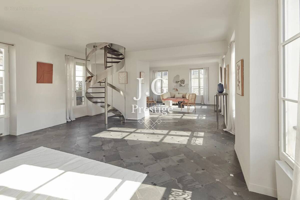 Appartement à PARIS-7E