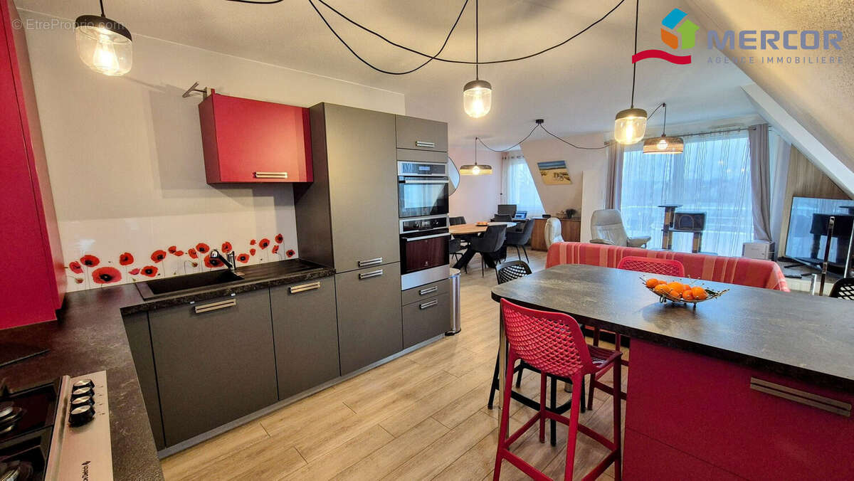 Cuisine équipée ouverte - Appartement à DUPPIGHEIM