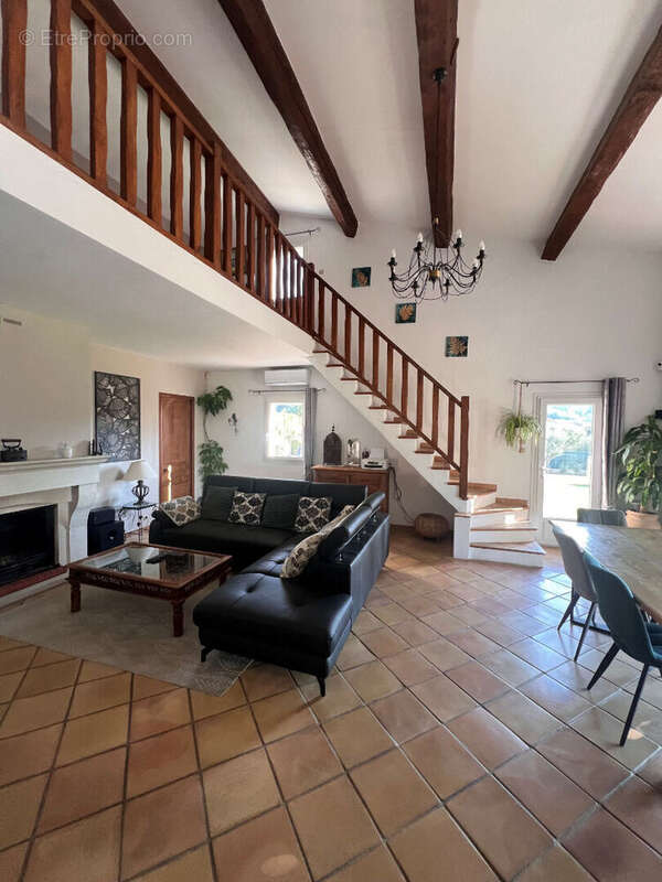 Belle maison  Etang de l'Olivier sur 4000 M2 de terrain divisible et constructible - photo 11