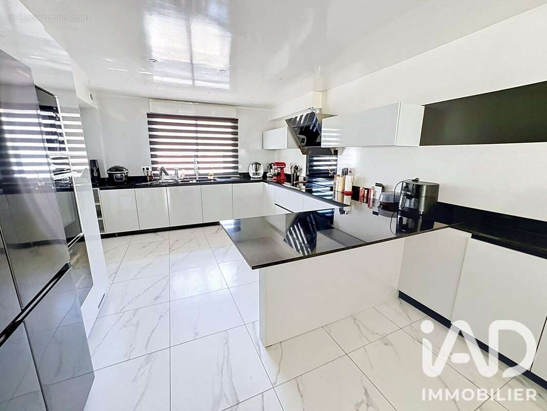 Maison 178 m² à La Ville-Du-Bois  - photo 6