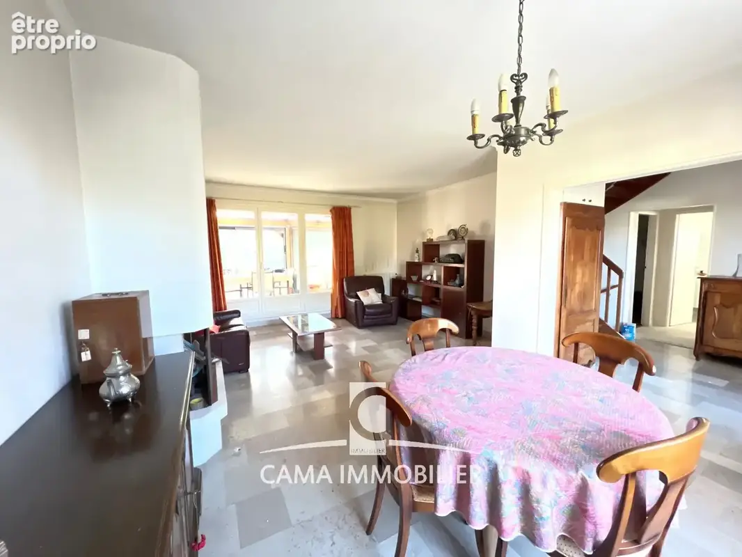 EXCLUSIVITE.  A Buc Maison de quatre chambres avec sous sol total sur un terrain clos de 650m2 environ - photo 3