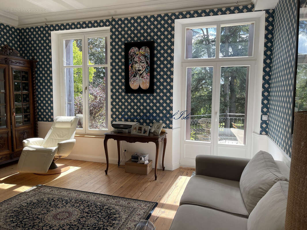 Maison à JAVERLHAC-ET-LA-CHAPELLE-SAINT-ROBERT