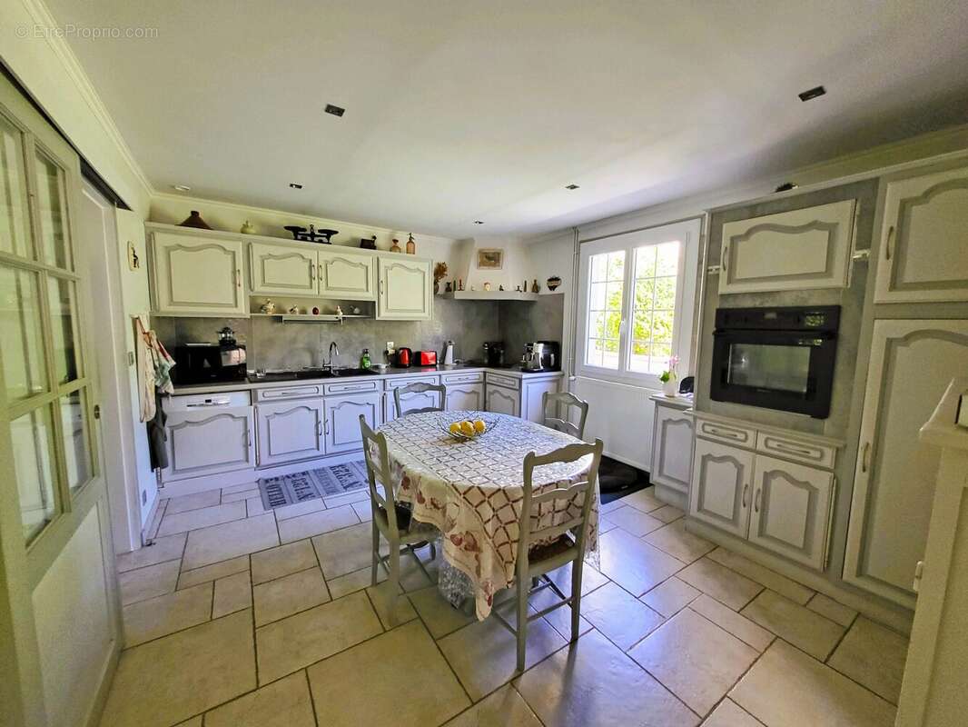 Très jolie maison familiale en pierre, comprenant 4 chambres, avec piscine et grande grange sécurisée. - photo 6