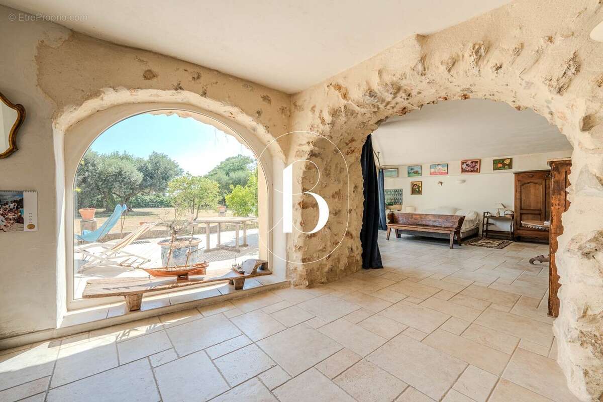 UZÈS  Propriété de caractère aux volumes spectaculaires, jardin paysager et piscine - photo 29