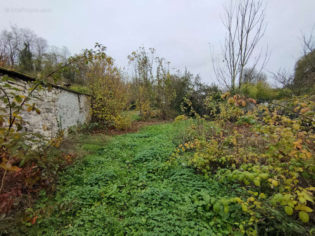 Terrain à NEUILLY-SAINT-FRONT