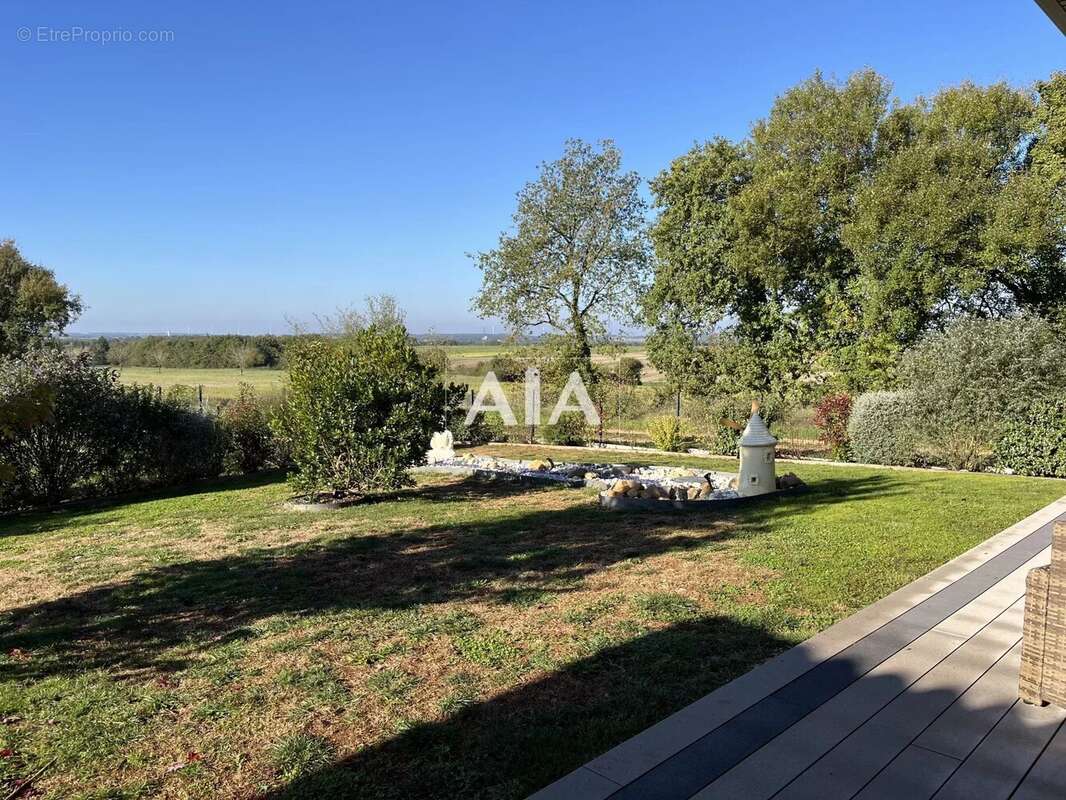 Maison à NANTEUIL-EN-VALLEE