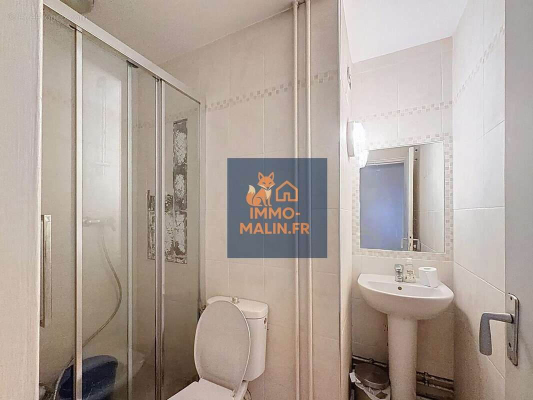Douche + wc - Appartement à NANTERRE