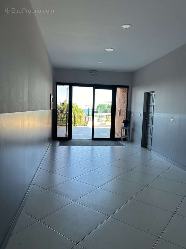 Studio meublé de 30 m2 avec terrasse, piscine et à 100 m de la plage - photo 3