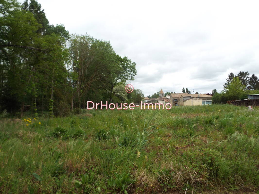 Terrain à SAINT-GENIS-DE-SAINTONGE