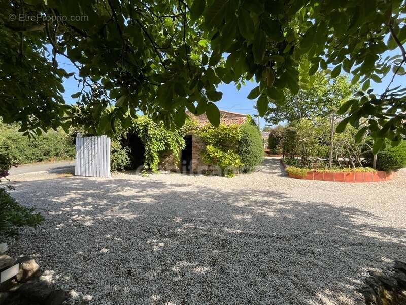 Propriété avec dépendances au coeur d’un jardin paysager– 230 m² habitables – À 10 min des plages des Sables-d'Olonne - photo 13