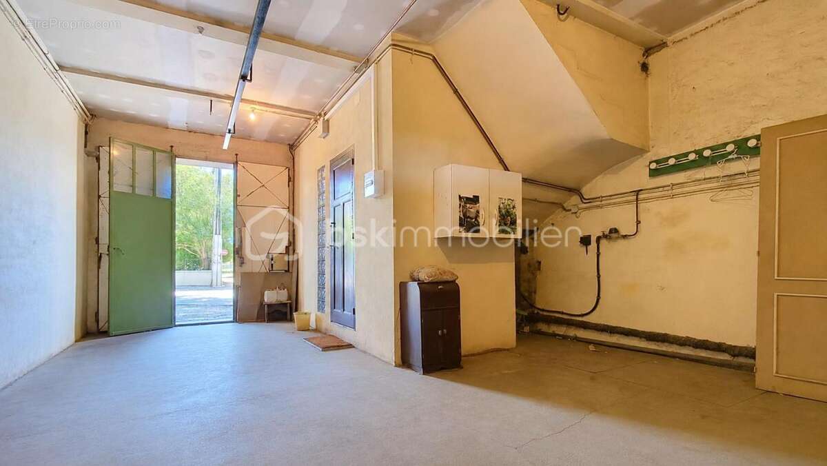 Villa avec hangar et garage attenant - photo 12