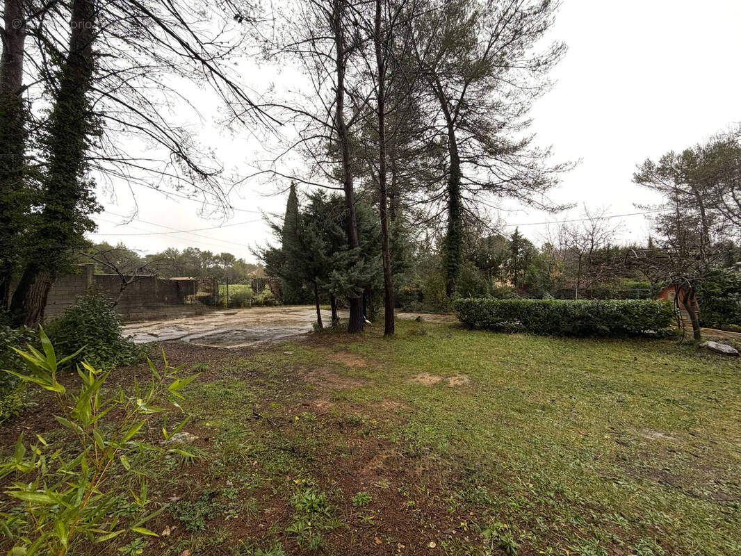 Terrain à SAINT-MAXIMIN-LA-SAINTE-BAUME