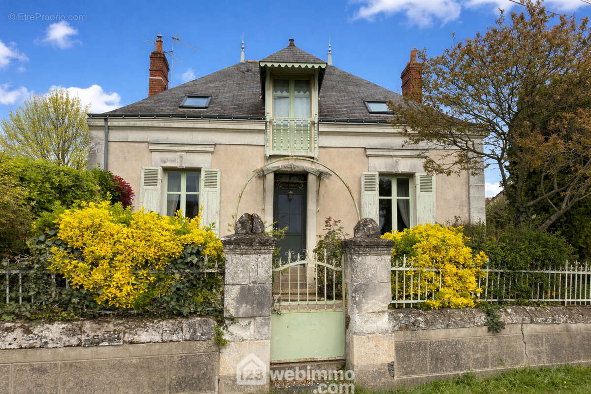 Maison située dans le centre bourg. - Maison à MAZE