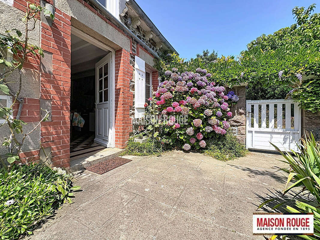 Maison de bourg en pierre à moderniser avec 5 chambres, jardin arboré et garage au coeur de Plourhan - photo 3