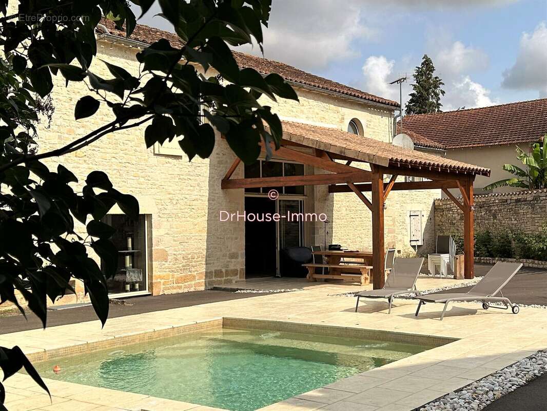Maison 368 m² à Mansle  - photo 6