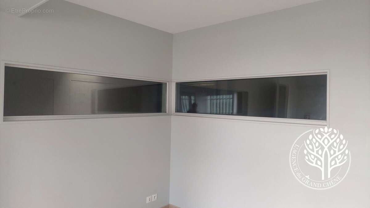 bureau et vue sur hangar - Commerce à ROCHEFORT